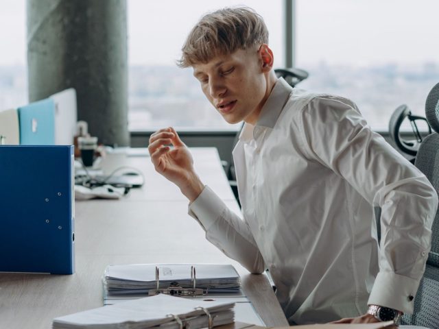 Top étirements à faire pendant les pauses au bureau