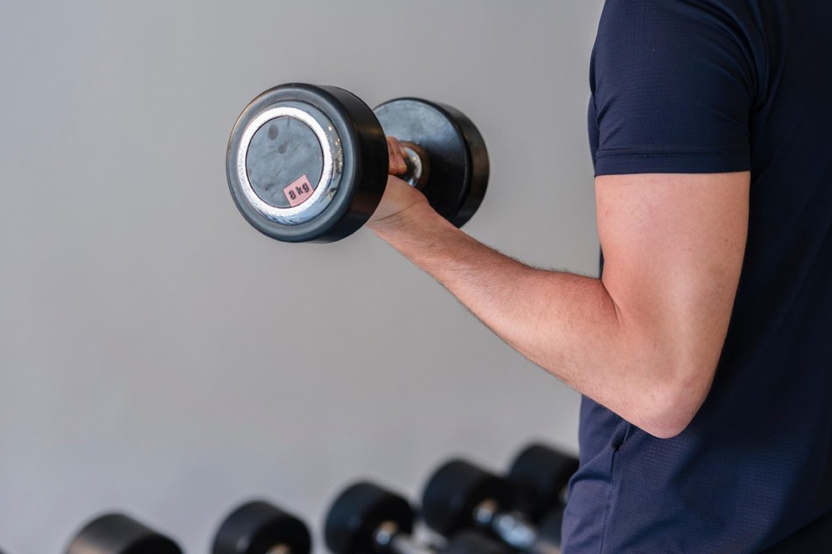 Kettlebell ou haltère : quel choix pour la maison