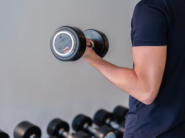 Kettlebell ou haltère : quel choix pour la maison