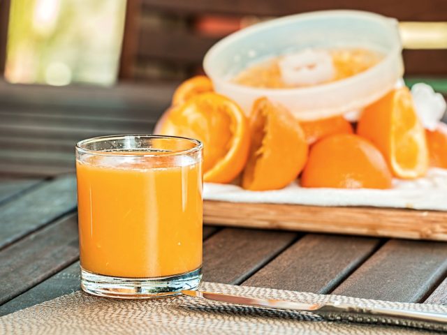 Dès le matin, un verre de jus d&rsquo;orange booste votre santé